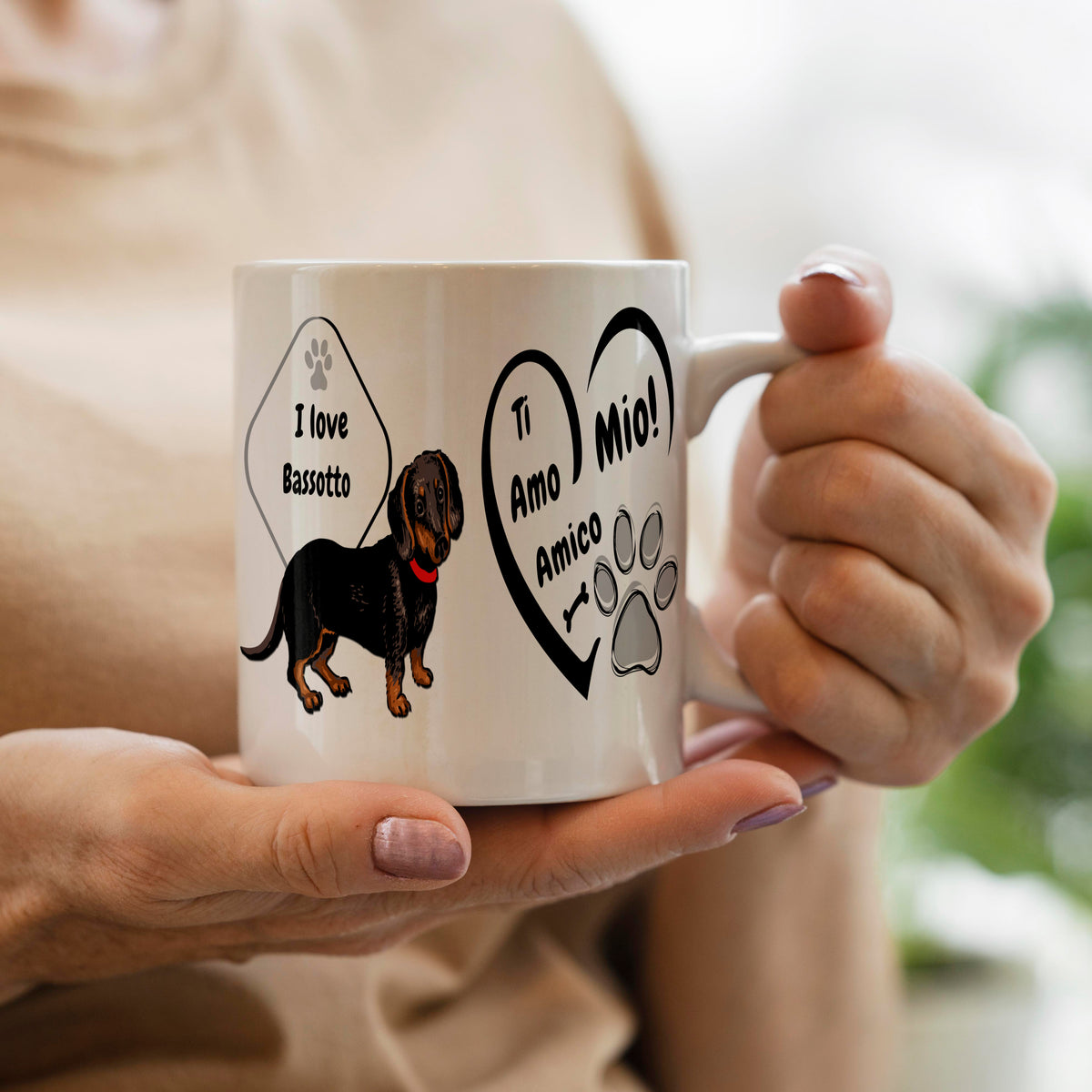 Tazza con manico in ceramica fatta e dipinta a mano con disegno bassotto Tazza con manico in ceramica fatta e dipinta a mano con disegno bassotto