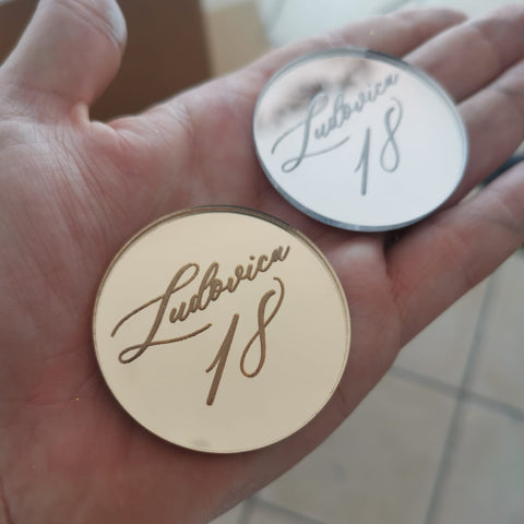 PORTACHIAVI O CALAMITA A FORMA ROTONDA CON INCISIONE DI NOME E ANNI PERSONALIZZATA IN PLEXIGLASS