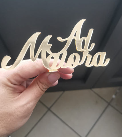 Scritta AD MAIORA in acrilico personalizzata con vista frontale